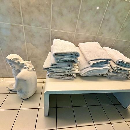 Magisches Doppelzimmer Mit Atemberaubender Wasserfall-Wand In Seligenstadt Exterior photo